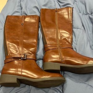Size 6 woman American eagle boots barely used